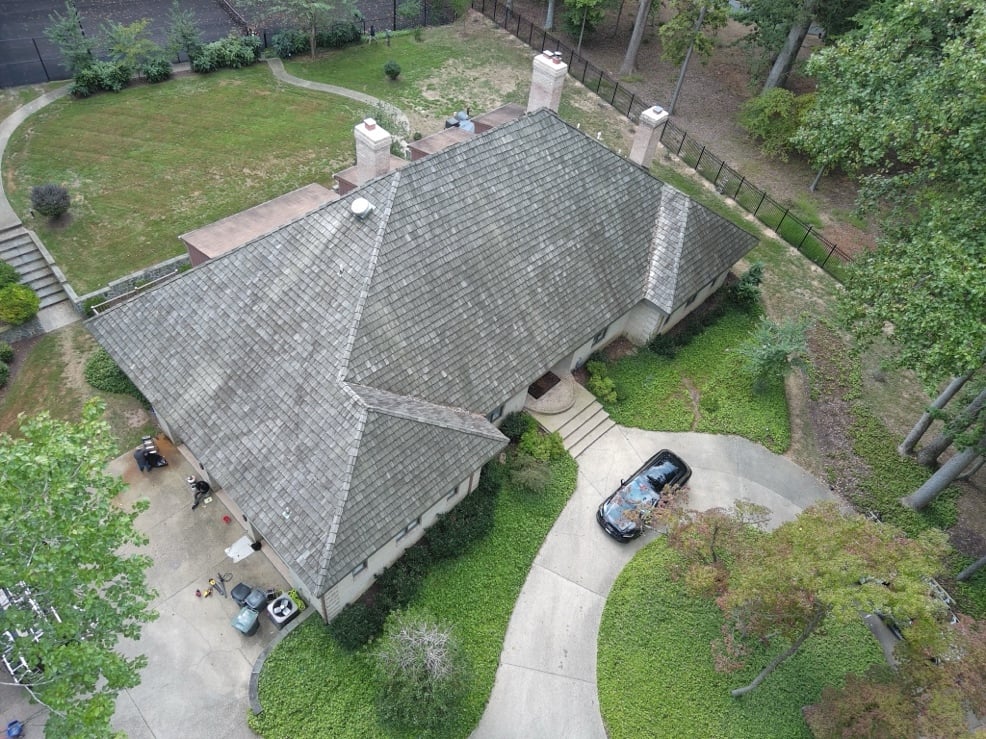 A house with a driveway and a car

Description automatically generated