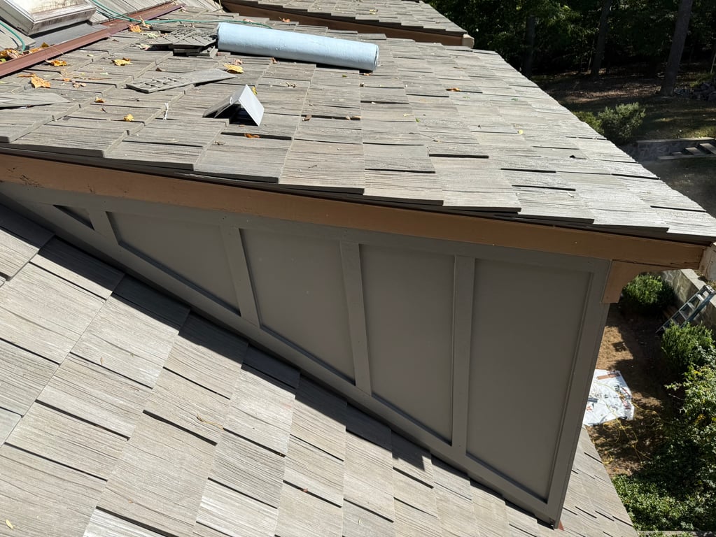 A roof of a house

Description automatically generated