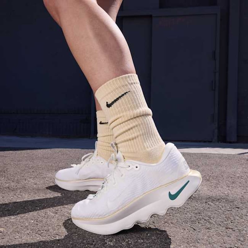 Nike Motiva DV1238-102 02