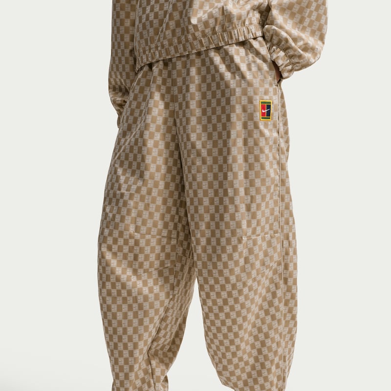 NikeCourt Court Collection Mid-Rise Loose Byxor "Parachute Beige" | Kvinnor | Tennis | 04 | SPORTSHOWROOM