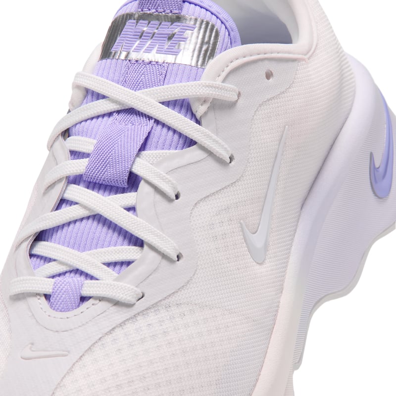 Nike Motiva 2 sko "Summit White & Purple Pulse" | Dame | Gåtur | 07 | SPORTSHOWROOM
