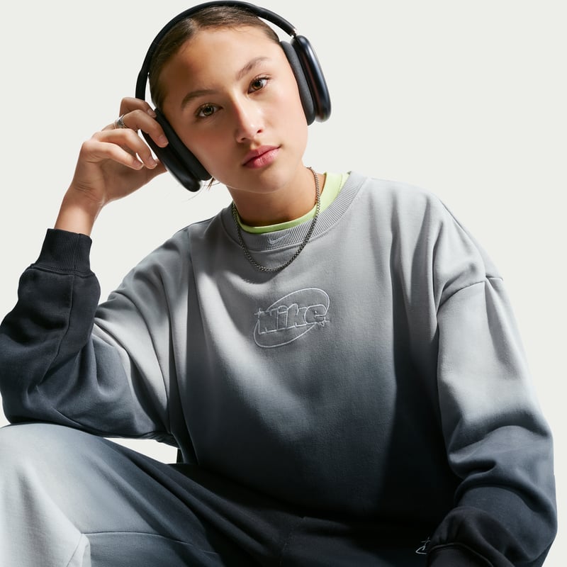 Nike Studio Fleece Lightweight Oversized Graphic Crew Genser "Light Smoke Grey" | Barn | | 02 | SPORTSHOWROOM