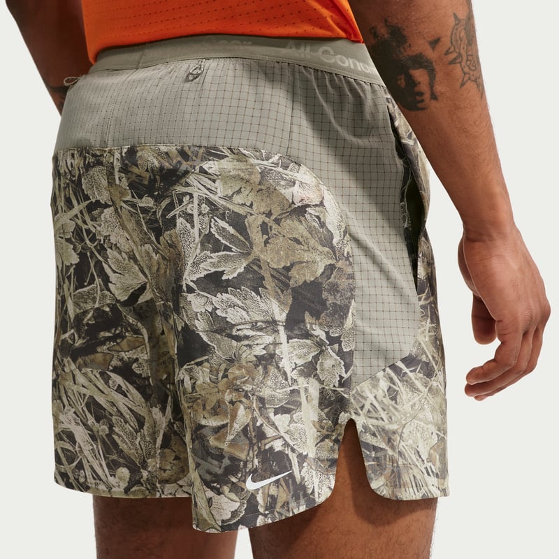 Nike ACG 'Chamo Camo' 6" Brief-Lined Shortsit "Sequoia & Light Army" | Miehet | Outdoor | 03 | SPORTSHOWROOM