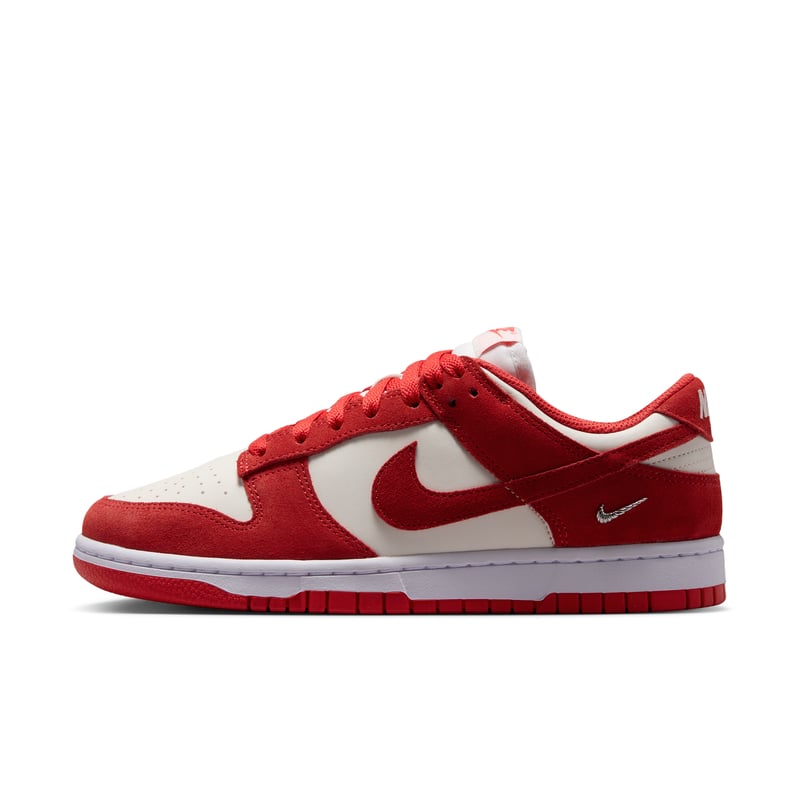 Nike Dunk Low Suede sneakers "Sail & Light Crimson" | Dame | Sportstyle | 01 | SPORTSHOWROOM