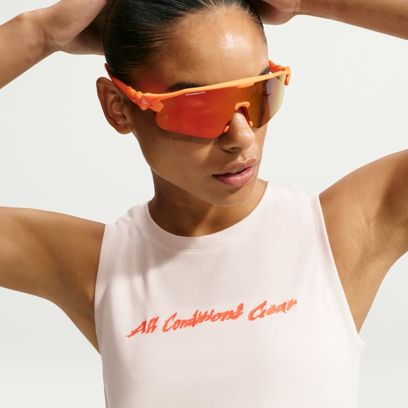Camisola sem mangas Nike ACG "Solar Chase" Dri-FIT "Light Orewood Brown" | Mulher | Exterior | 03 | SPORTSHOWROOM