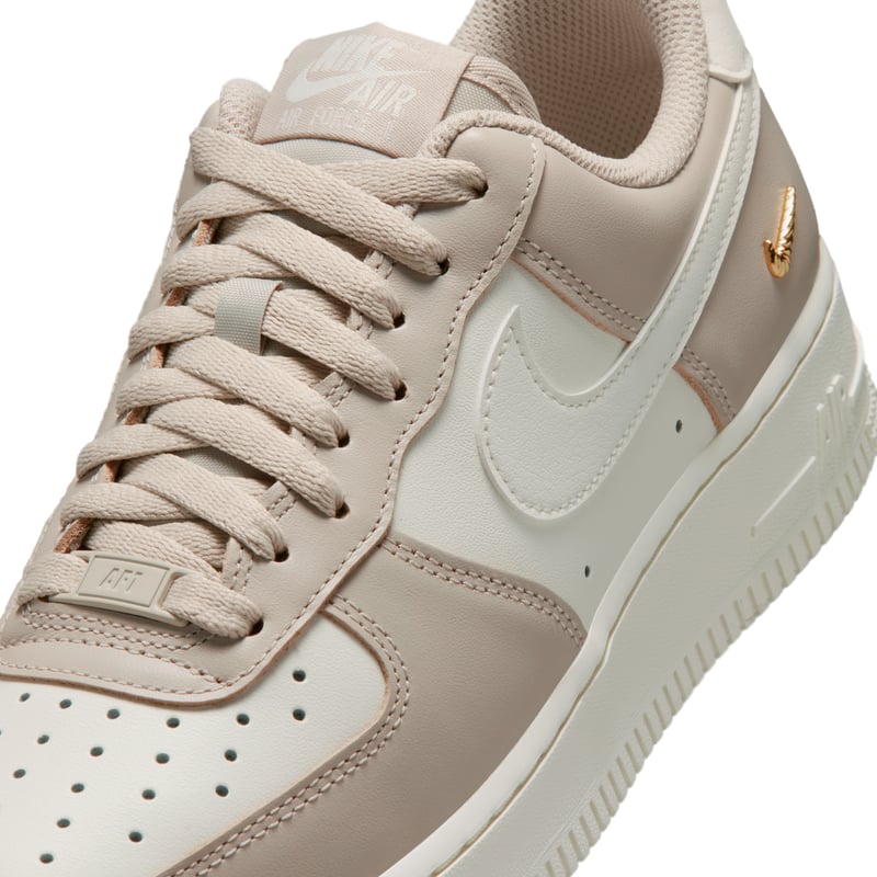 Nike Air Force 1 '07 Sneaker "Cream II & Metallic Gold" | Damen | Sportstyle | 07 | SPORTSHOWROOM