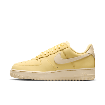 Sneakersy Nike Air Force 1 Retro Premium "Soft Yellow & Sunbleach" | Kobiety | Sportstyle | 01 | SPORTSHOWROOM