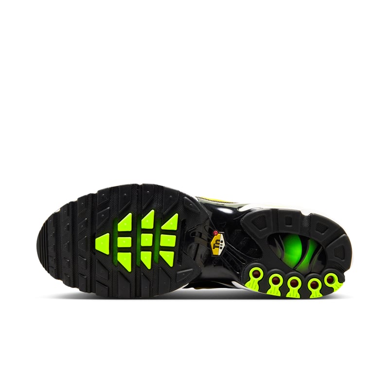 Nike Air Max Plus sneakers "Black & Light Crimson" | Män | Sportstyle | 02 | SPORTSHOWROOM