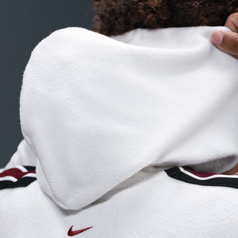 Nike LeBron Standard Issue Therma-FIT Pullover Huvtroja "Sail & Dark Team Red" | Män | Basket | 06 | SPORTSHOWROOM