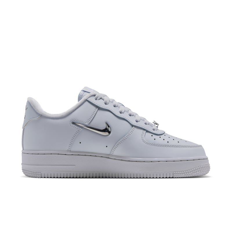 Nike Air Force 1 '07 ‘Chrome Swoosh’ sneakers "Pure Platinum" | Dame | Sportstyle | 03 | SPORTSHOWROOM