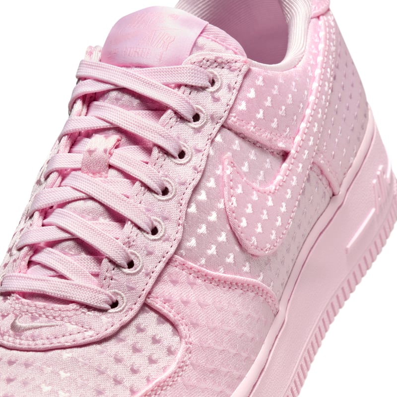 Nike Air Force 1 '07 SE Sneaker "Valentine's Day" | Damen | Sportstyle | 07 | SPORTSHOWROOM