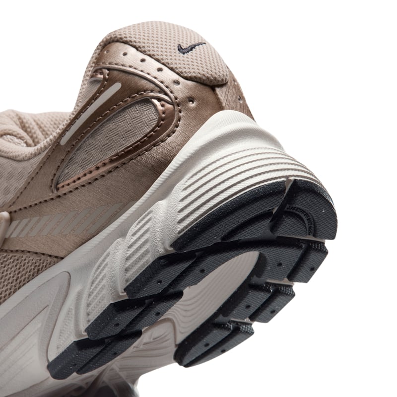 Sneakersy Nike V5 RNR Premium "Sand Drift & Blur" | Kobiety | Sportstyle | 08 | SPORTSHOWROOM