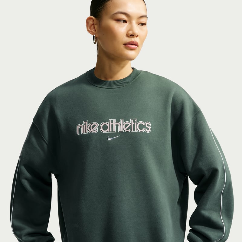 Nike Studio Fleece Medium Weight Oversized Crew Genser "Camo Green" | Dame | | 00 | SPORTSHOWROOM