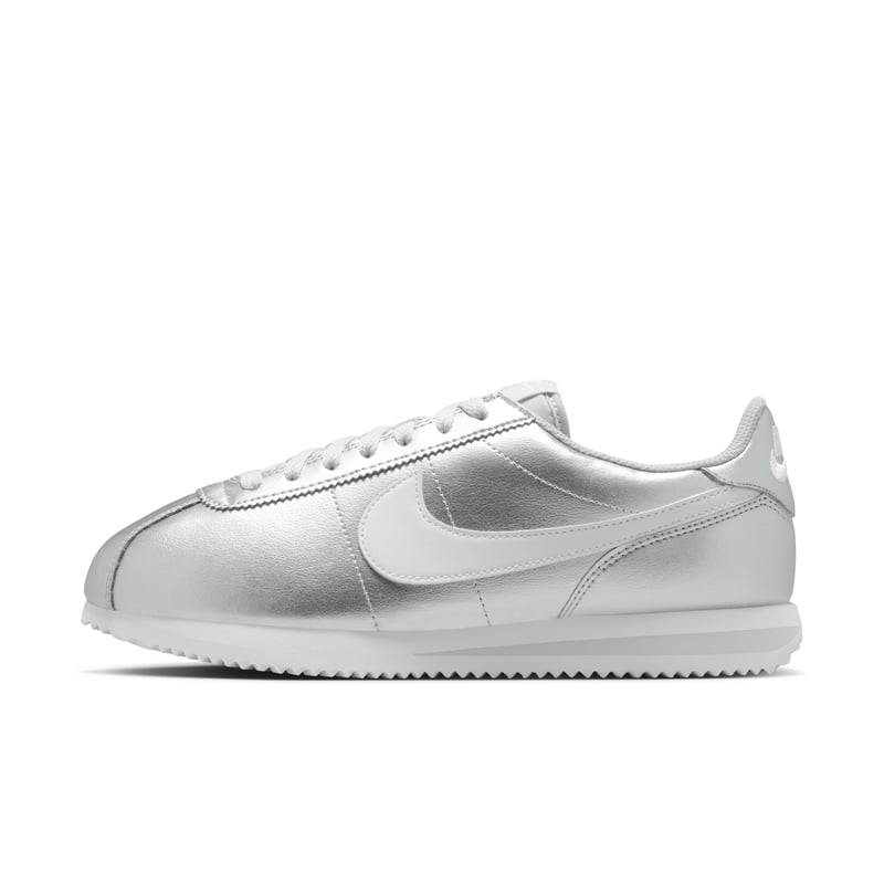 Sneakersy Nike Cortez "Metallic Silver & Grey Fog" | Kobiety | Sportstyle | 01 | SPORTSHOWROOM