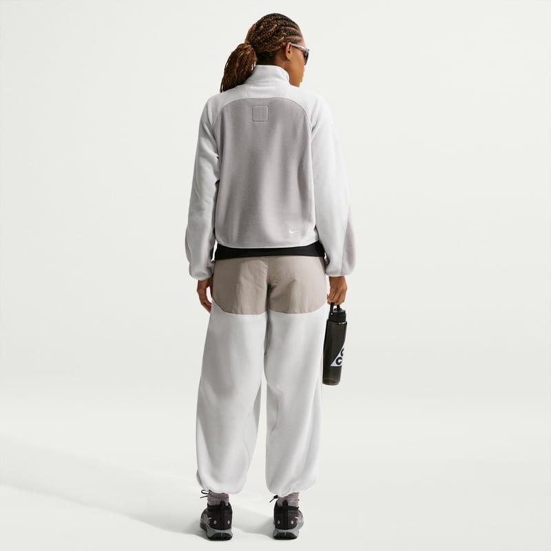 Nike ACG "Wolf Tree" 1/2-Zip Topp "Fog" | Dame | | 05 | SPORTSHOWROOM
