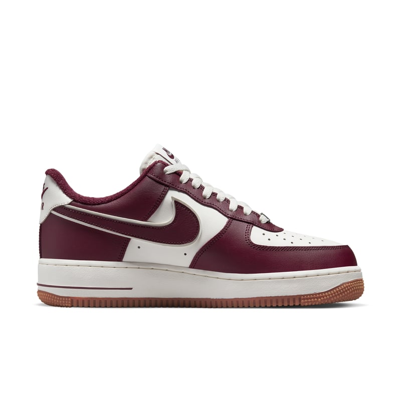 Nike Air Force 1 '07 LV8 ‘College Pack’ sneakers "Night Maroon" | Män | Sportstyle | 03 | SPORTSHOWROOM