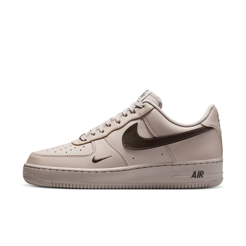 Nike Air Force 1 '07 Sneaker "College Grey & Newsprint" | Herren | Sportstyle | 01 | SPORTSHOWROOM