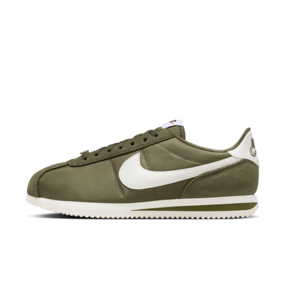 Nike Cortez Textile Sneaker "Medium Olive & Sail" | Damen | Sportstyle | 01 | SPORTSHOWROOM