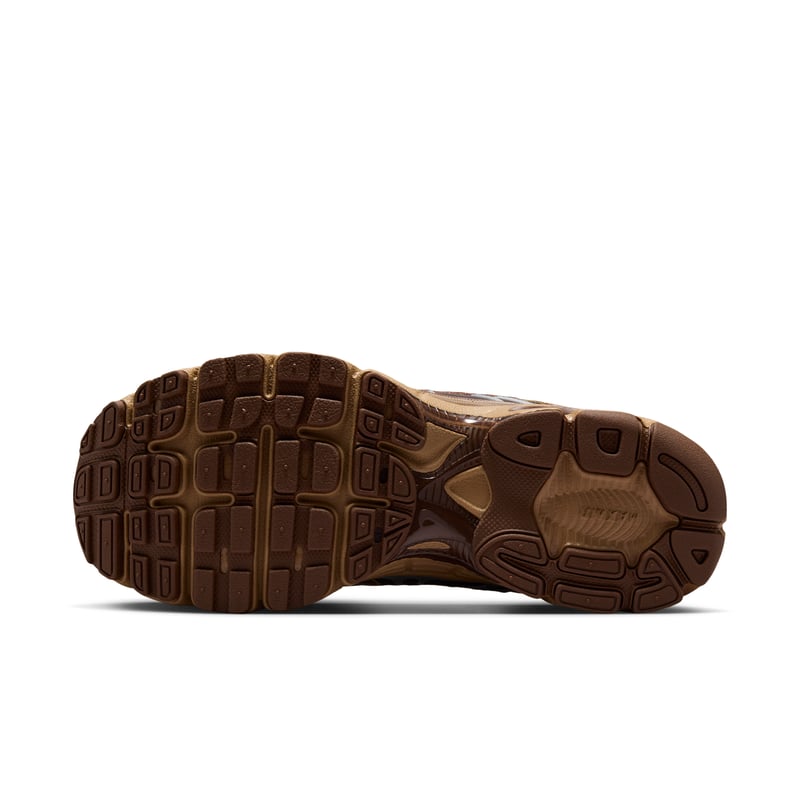 Nike Air Max Moto 2K Sneaker "Light British Tan & Cacao Wow" | Damen | Sportstyle | 02 | SPORTSHOWROOM
