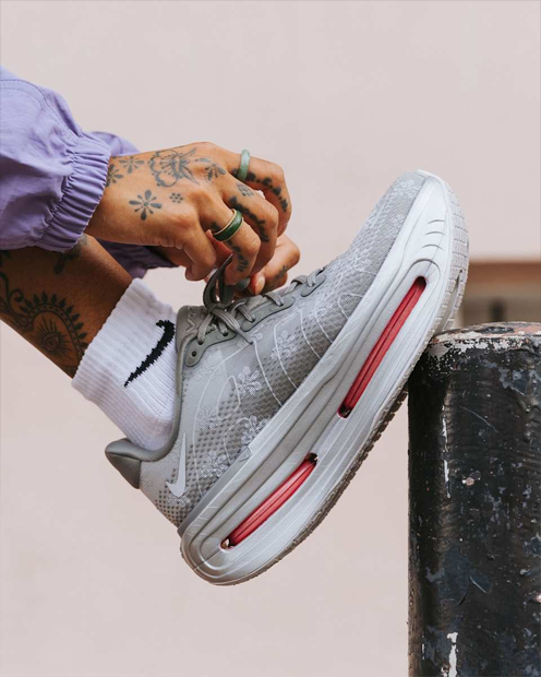 Nike Vomero Premium ‘Fleur De Lis’ löparskor "Geyser Grey & Metallic Silver" | Kvinnor | Löpning | 01 | SPORTSHOWROOM