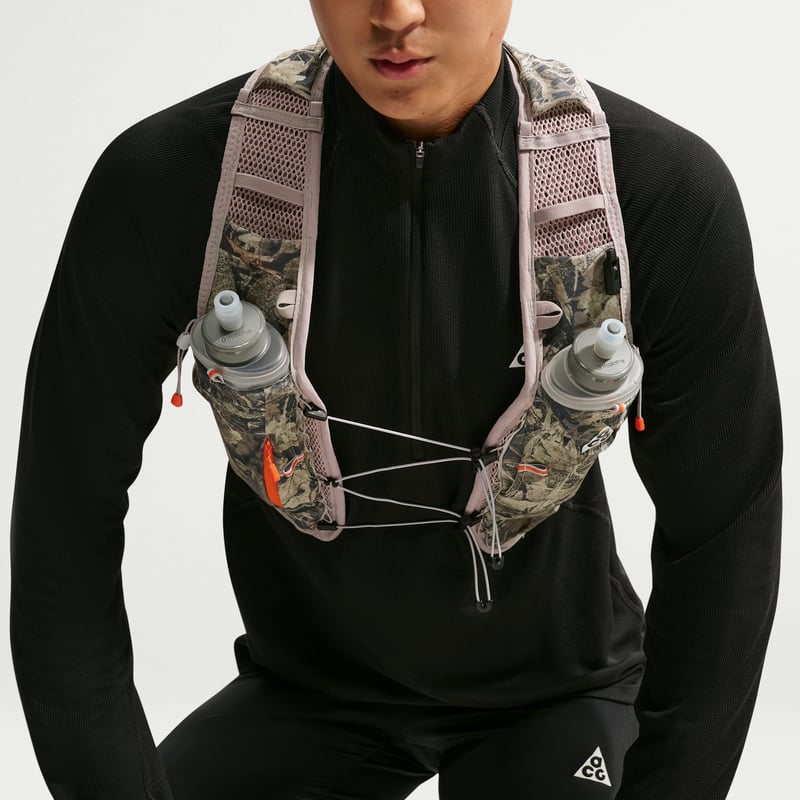 Nike ACG 'Chamo Camo' Gilet (5L) Gilet "Neutral Olive & Safety Orange" | Men & Women | | 03 | SPORTSHOWROOM