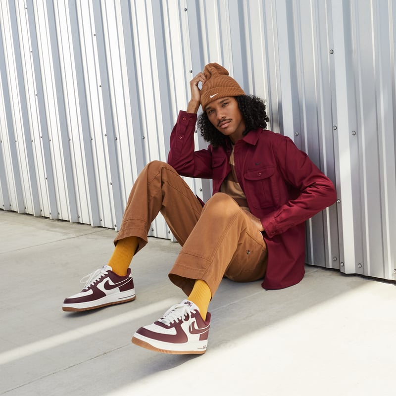 Nike Air Force 1 '07 LV8 ‘College Pack’ sneakers "Night Maroon" | Män | Sportstyle | 09 | SPORTSHOWROOM