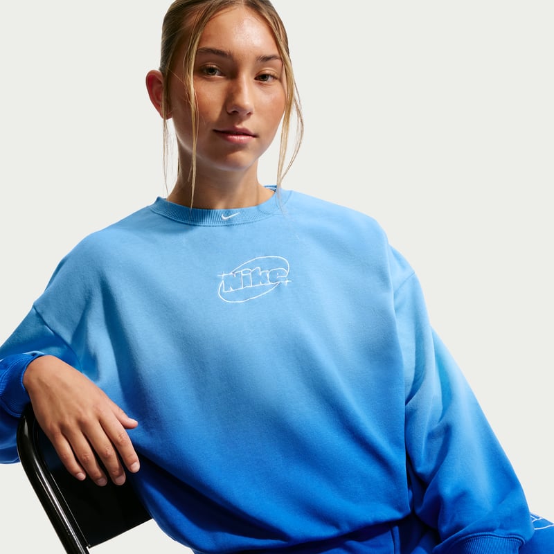 Nike Studio Fleece Lightweight Oversized Graphic Crew Genser "Football Blue & Game Royal" | Barn | | 02 | SPORTSHOWROOM