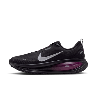 Nike Vomero 18 GORE-TEX hardloopschoenen "Black & True Berry" | Dames | Hardlopen | 01 | SPORTSHOWROOM