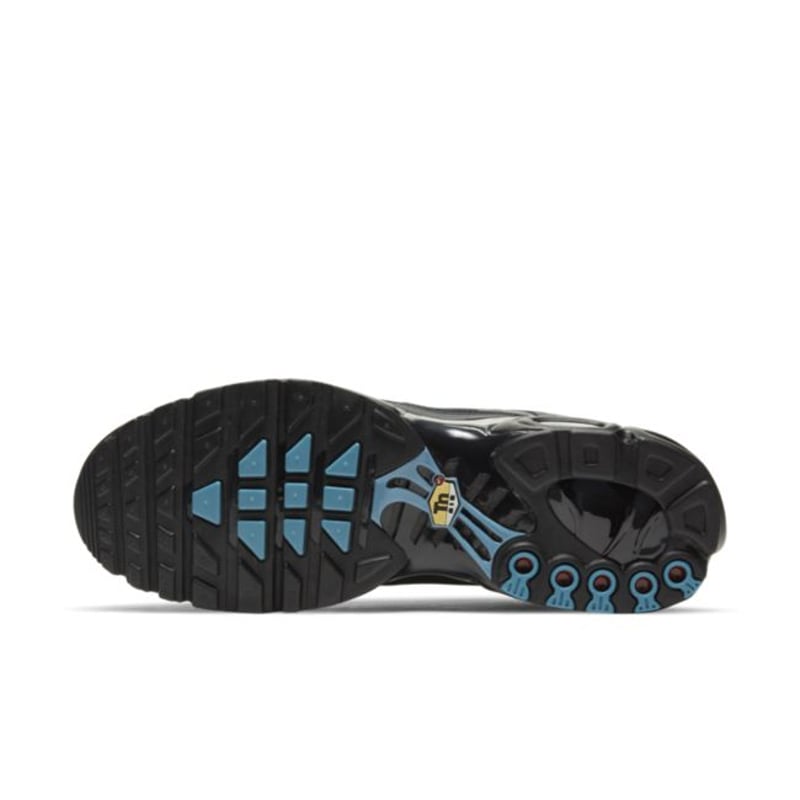 Nike Air Max Plus DC1935-001 02