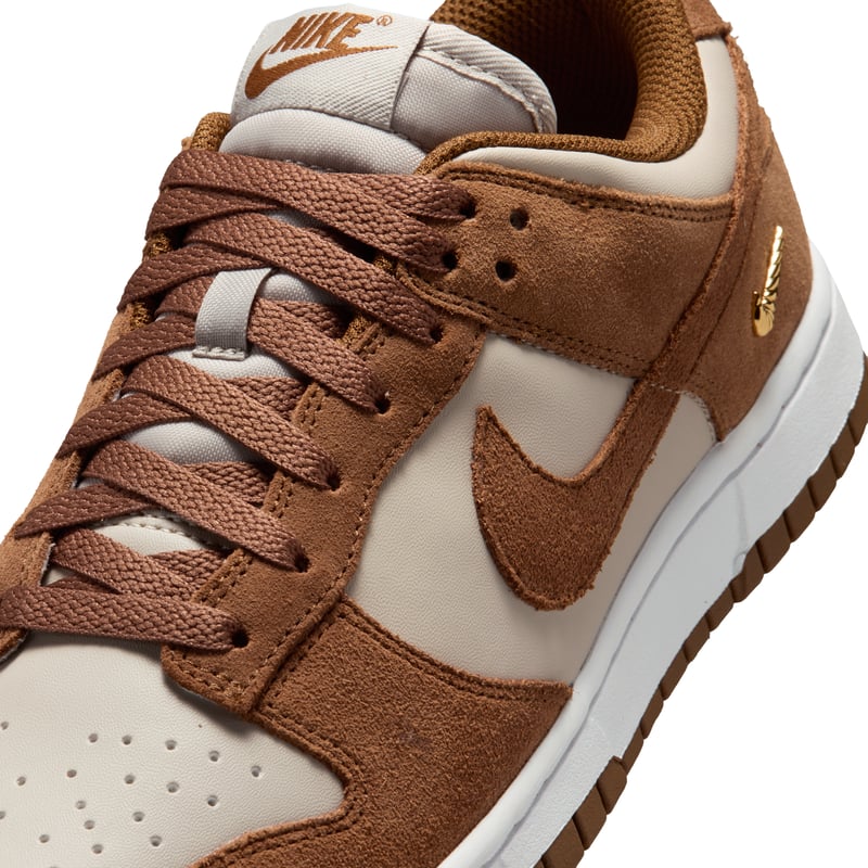 Nike Dunk Low Suede sneakers "Light British Tan & Cream" | Dame | Sportstyle | 07 | SPORTSHOWROOM