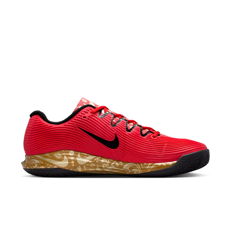 Nike Vapor 12 Clay x Carlos Alcaraz tennis runners "Sport Red & Metallic Gold" | Men | Tennis | 03 | SPORTSHOWROOM