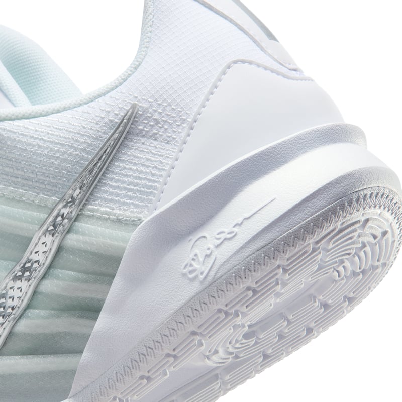 Nike Sabrina 3 HF2881-101 08