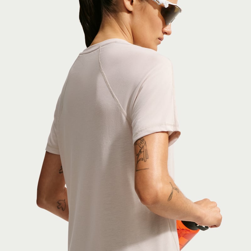 Camiseta Nike ACG Dri-FIT "Cream II" | Mujer | Aire Libre | 02 | SPORTSHOWROOM
