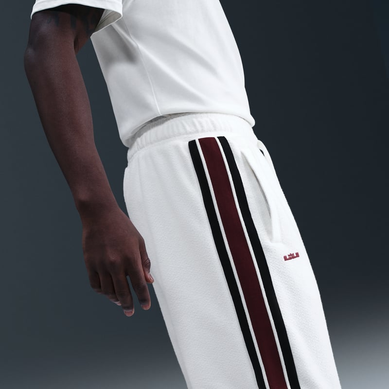 Nike LeBron Standard Issue Therma-FIT Byxor "Sail & Dark Team Red" | Män | Basket | 03 | SPORTSHOWROOM