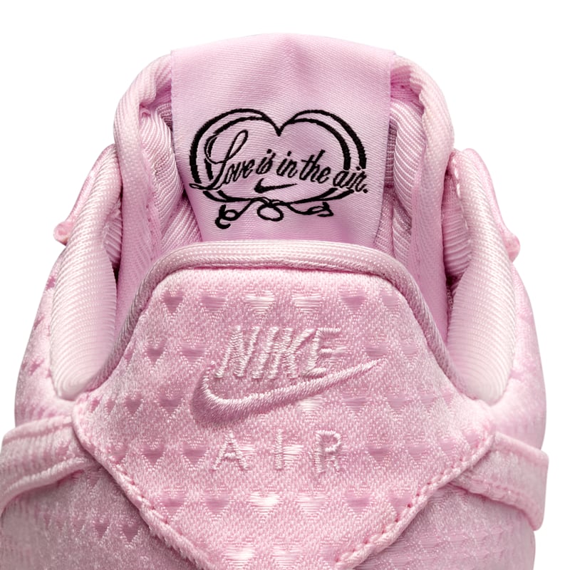 Nike Air Force 1 '07 SE Sneaker "Valentine's Day" | Damen | Sportstyle | 09 | SPORTSHOWROOM
