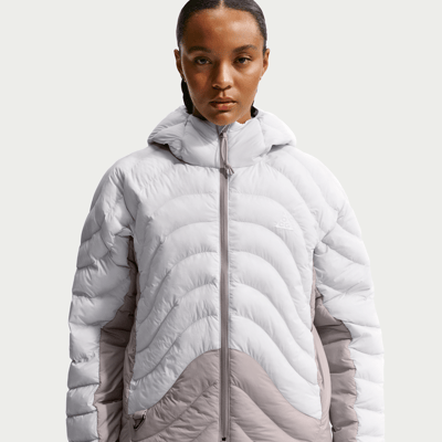 Nike ACG "Lava Flow" Therma-FIT ADV Jacka "Photon Dust & Grey Fog" | Kvinnor | Sportstyle | 01 | SPORTSHOWROOM
