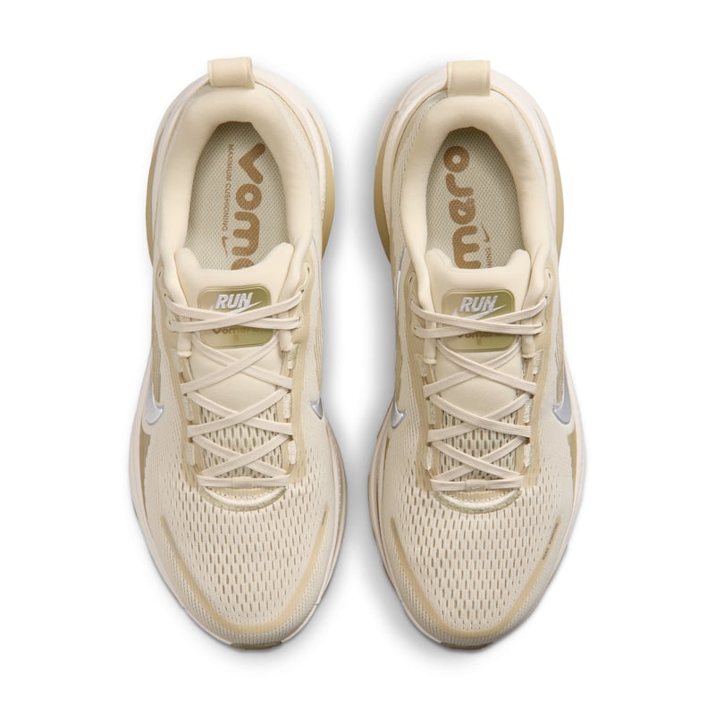Scarpe da running Nike Vomero 18 "Light Khaki & Metallic Silver" | Uomo | Corsa | 03 | SPORTSHOWROOM