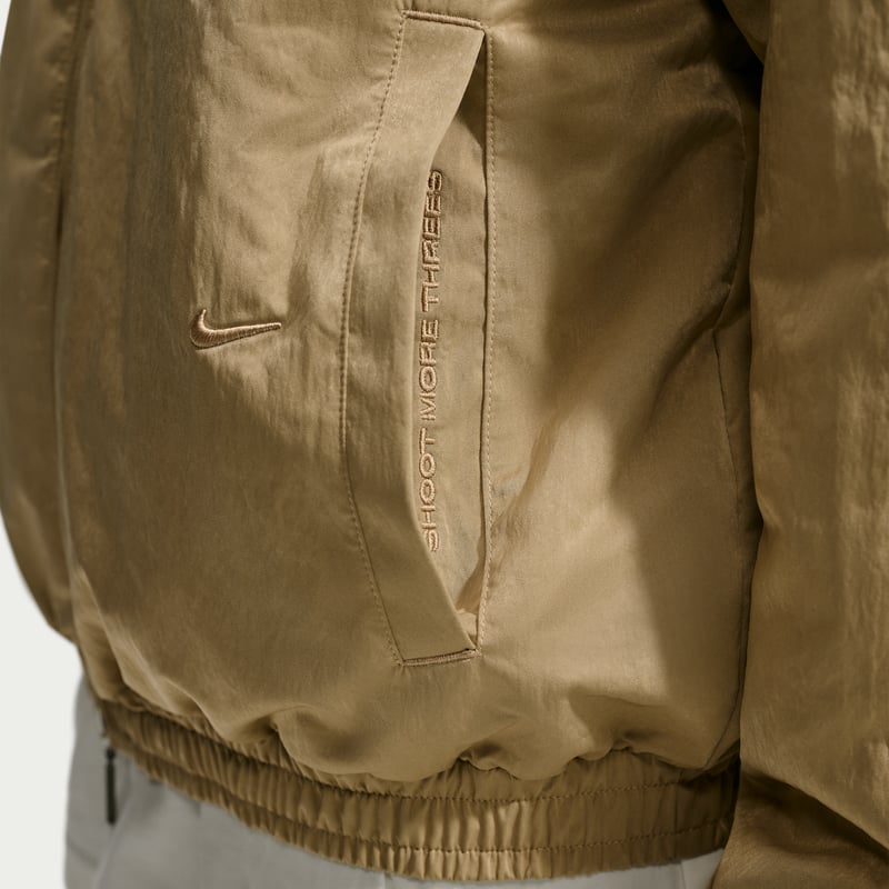 Nike Caitlin Standard Issue Dri-FIT Game Woven Synthetic-Fill Jas "Parachute Beige" | Dames | Basketbal | 06 | SPORTSHOWROOM