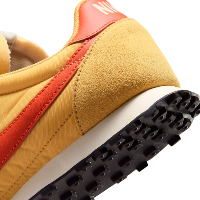 Sneakers Nike Waffle Racer "Wheat Gold & Picante Red" | Uomo | Sportstyle | 08 | SPORTSHOWROOM