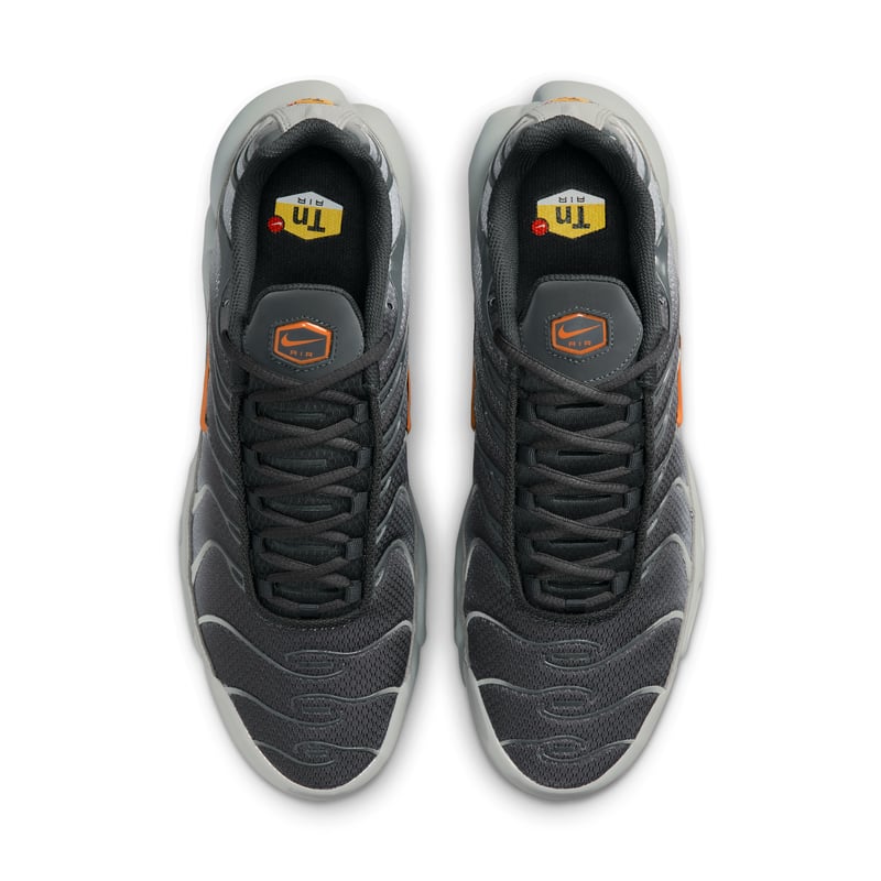 Superge Nike Air Max Plus "Light Smoke Grey & Hot Curry" | Moški | Sportstyle | 04 | SPORTSHOWROOM