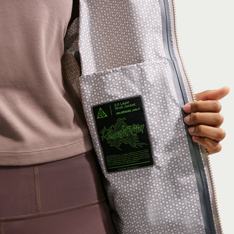 Nike ACG "Phantazma" Storm-FIT ADV Jakke "Light Orewood Brown & Cream II" | Dame | | 07 | SPORTSHOWROOM