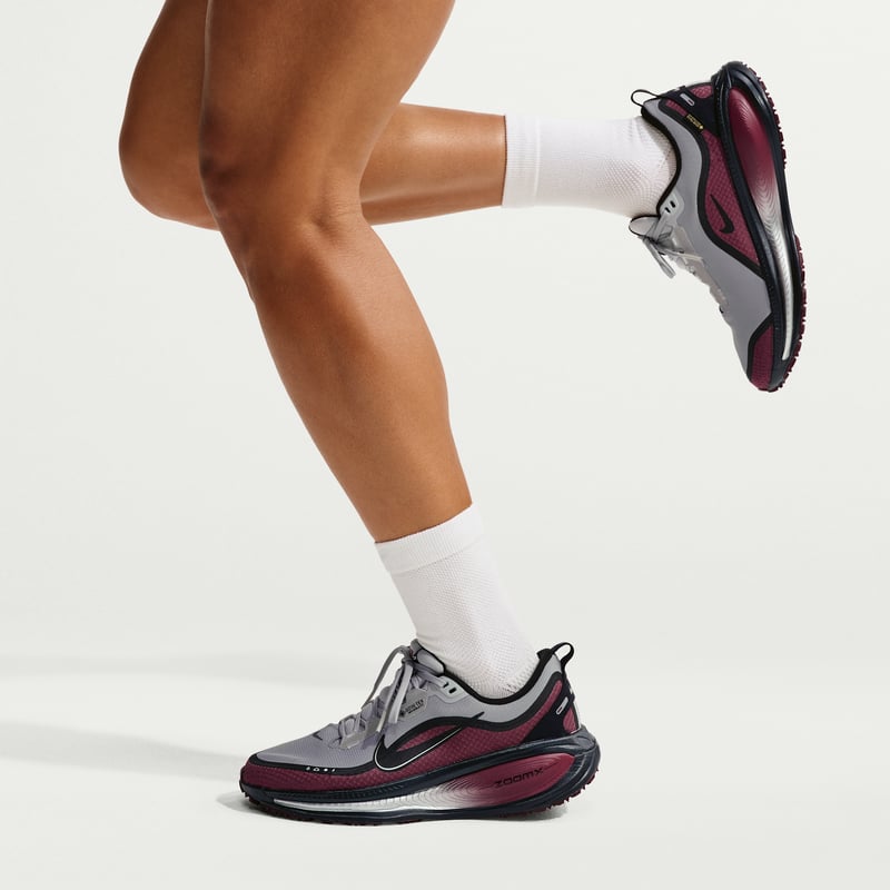 Buty do biegania Nike Vomero 18 GORE-TEX "Light Smoke Grey & Pink Smoke" | Kobiety | Bieganie | 10 | SPORTSHOWROOM