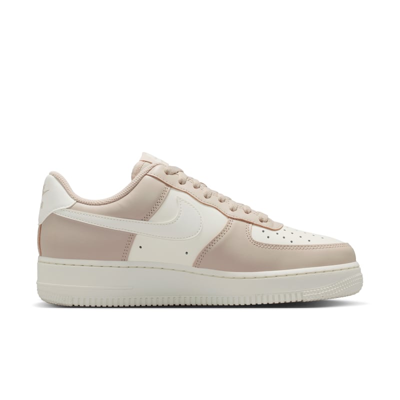 Nike Air Force 1 '07 Sneaker "Cream II & Metallic Gold" | Damen | Sportstyle | 03 | SPORTSHOWROOM