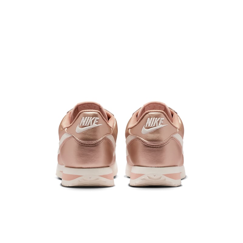 Nike Cortez sneakers "Metallic Red Bronze & Rose Whisper" | Dame | Sportstyle | 06 | SPORTSHOWROOM
