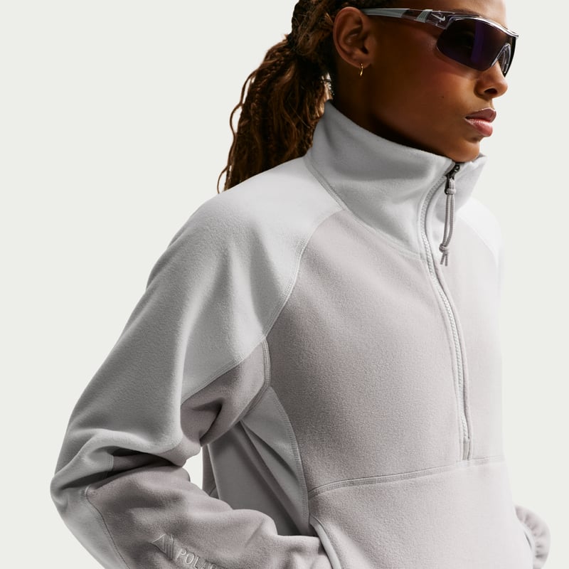 Nike ACG "Wolf Tree" 1/2-Zip Topp "Fog" | Dame | | 03 | SPORTSHOWROOM