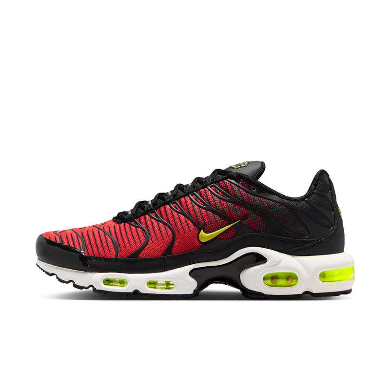 Nike Air Max Plus sneakers "Black & Light Crimson" | Män | Sportstyle | 01 | SPORTSHOWROOM