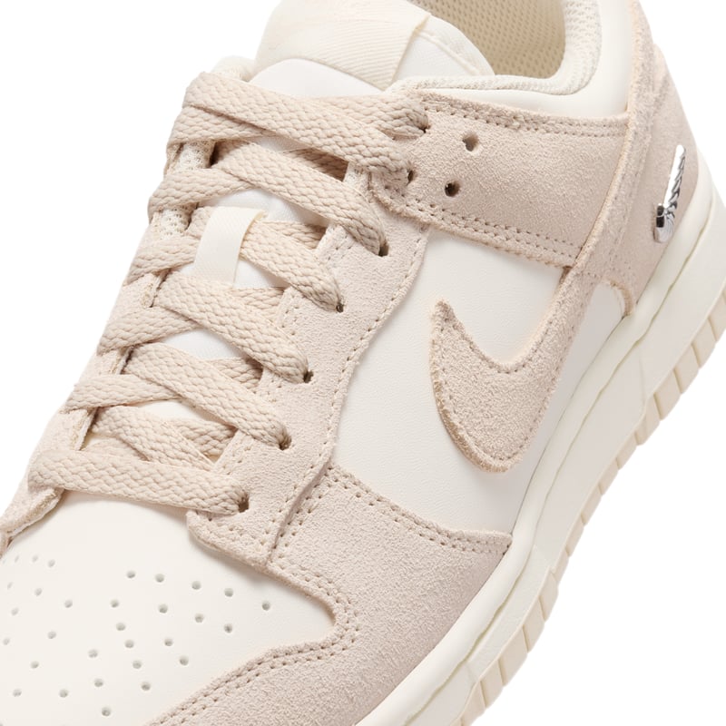 Nike Dunk Low Suede sneakers "Pearl White & Pale Ivory" | Dame | Sportstyle | 07 | SPORTSHOWROOM