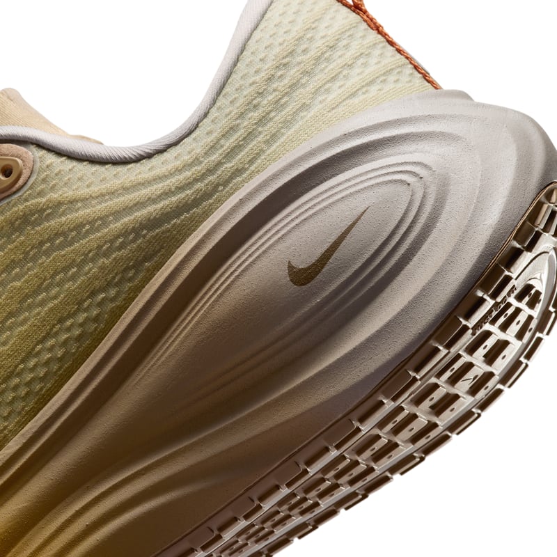 Buty do biegania Nike Vomero Plus "Cheat Day" | Mezczyzni | Bieganie | 08 | SPORTSHOWROOM