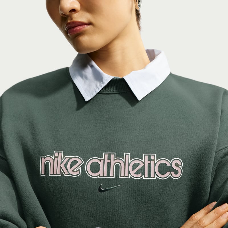 Nike Studio Fleece Medium Weight Oversized Crew Genser "Camo Green" | Dame | | 02 | SPORTSHOWROOM