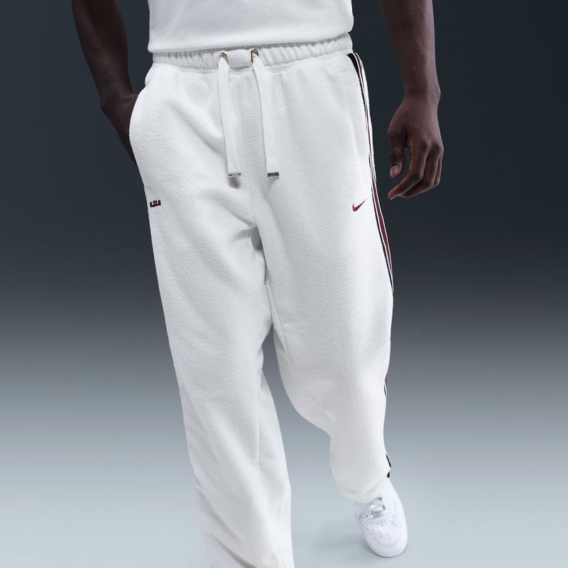 Nike LeBron Standard Issue Therma-FIT Byxor "Sail & Dark Team Red" | Män | Basket | 02 | SPORTSHOWROOM